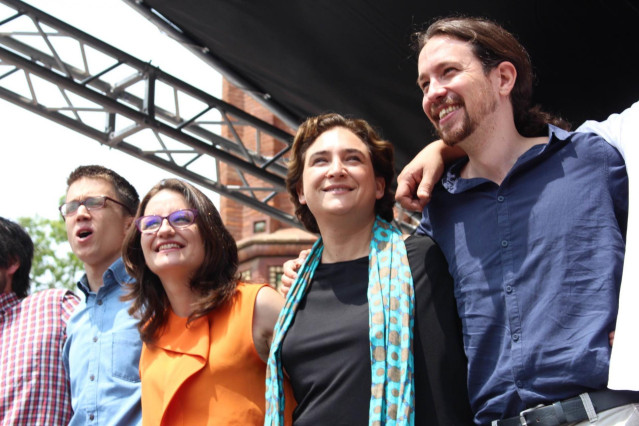 El secretario de Política y Área de Estrategia y Campaña de Podemos, Iñigo Errejón, la vicepresidenta de la Generalidad de Valencia, Mònica Oltra, la alcaldesa de Barcelona, Ada Colau y el candidato a la Presidencia del Gobierno por Podemos, Pablo Iglesia