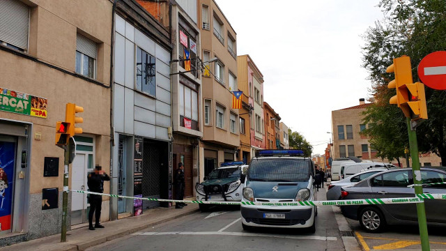 Dos furgoneras de la Guardia Civil, aparcadas junto al domicilio de uno de los detenidos, tras la operación contra miembros de los Comités de Defensa de la República (CDR),  coordinada por la Audiencia Nacional, en la que se ha detenido a nueve personas y