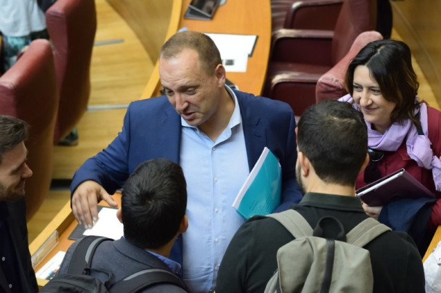 Representantes de Podem, EU y Compromís charlan en Les Corts