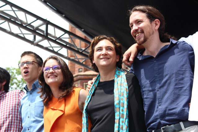 El secretario de Política y Área de Estrategia y Campaña de Podemos, Iñigo Errejón, la vicepresidenta de la Generalidad de Valencia, Mònica Oltra, la alcaldesa de Barcelona, Ada Colau y el candidato a la Presidencia del Gobierno por Podemos, Pablo Iglesia