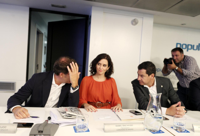 (I-D) El presidente de Galicia, Alberto Núñez Feijóo, la presidenta de la Comunidad de Madrid, Isabel Días Ayuso y el presidente de la Junta de Andalucía, Juanma Moreno, durante la primera reunión del Comité Ejecutivo Nacional del partido tras conocerse l