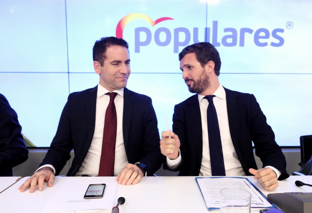 (I-D) El secretario general del Partido Popular, Teodoro García Egea y el presidente del PP, Pablo Casado, durante la primera reunión del Comité Ejecutivo Nacional del partido tras conocerse la previsión de elecciones para el 10-N, en Madrid (España), a 2