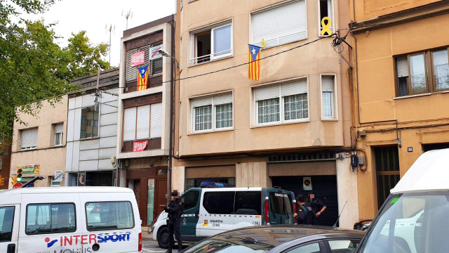 Agentes de la Guardia Civil junto al domicilio de uno de los detenidos, tras la operación contra miembros de los Comités de Defensa de la República (CDR),  coordinada por la Audiencia Nacional, en la que se ha detenido a nueve personas y se han incautado