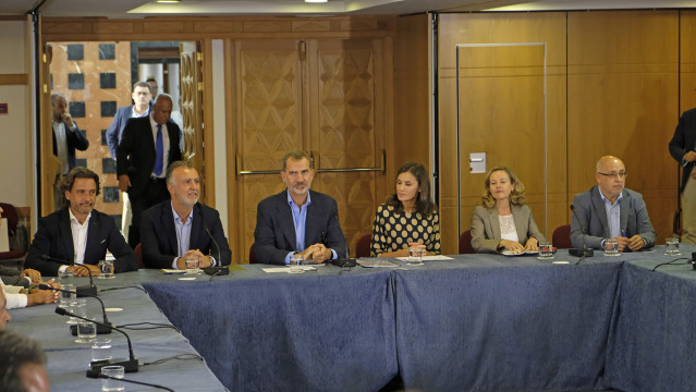 El presidente del Gobierno de Canarias, Ángel Víctor Torres (2i); el Rey Felipe VI (3i); la Reina Letizia (3d); la ministra de Economía en funciones, Nadia Calviño (2d) y el consejero de Transición Ecológica, Lucha contra el Cambio Climático y Planificaci