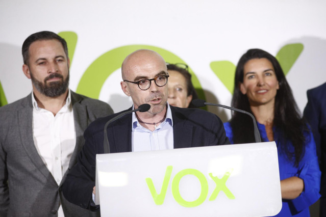 El cabeza de lista de VOX al Parlamento Europeo, Jorge Buxadé, declara tras conocer los resultados de las elecciones del 26M.