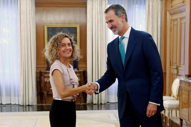 El rei Felip VI i la presidenta del Congrés, Meritxell Batet.