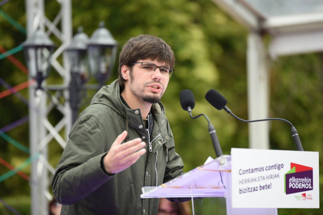 Lander Martínez, secretario general de Podemos Euskadi, en un acto electoral.