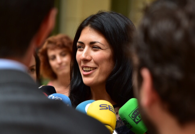 La portavoz de Unides Podem, Naiara Davó, atiende a los medios en imagen de archivo