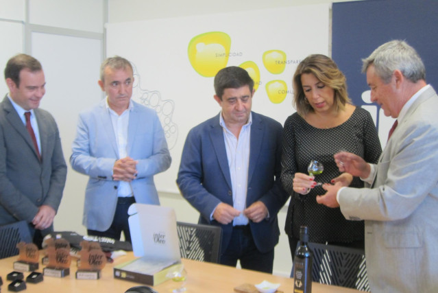 Susana Díaz, durante la visita a Interóleo Picual.