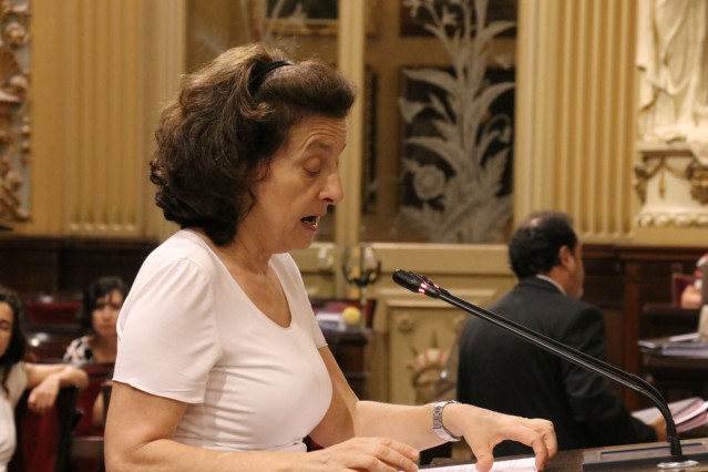 La consellera Fina Santiago en el pleno del Parlament.