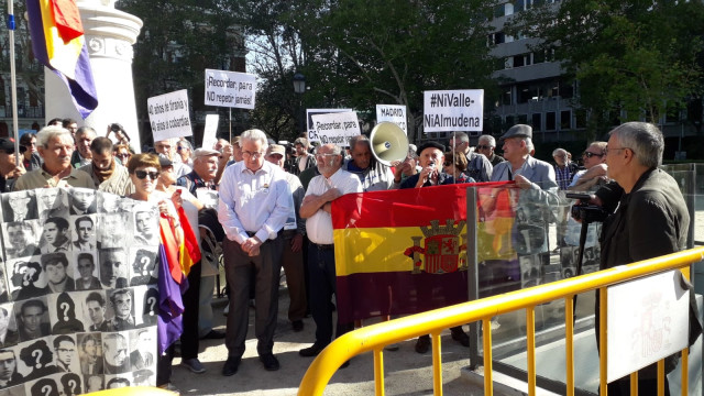 Colectivos de la campaña #NiValleniAlmudena se concentran frente al Tribunal Supremo