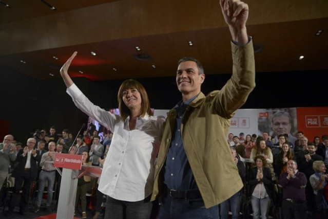 La secretaria general del PSE-EE, Idoia Mendia, en un acto con el presidente del Gobierno en funciones, Pedro Sánchez