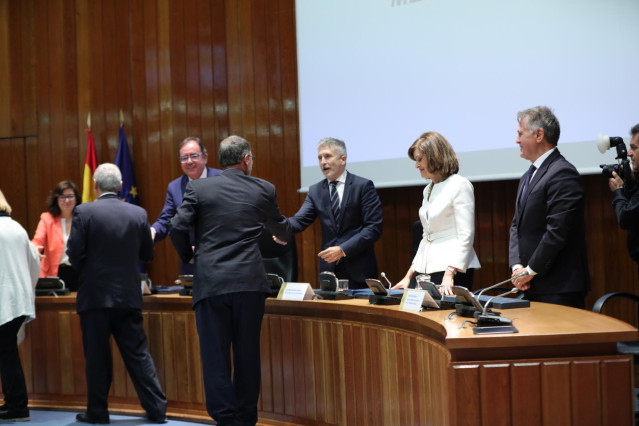 Acto de entrega de las medallas que se conceden con motivo de la Festividad de Nuestra Señora de La Merced y presidido por el ministro de Interior en funciones, Fernando Grande-Marlaska (3i) junto a la secretaria de Estado de Seguridad, Ana Botella Gómez