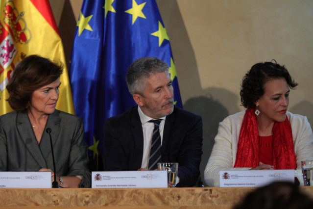(I-D) La vicepresidenta del Gobierno en funciones, Carmen Calvo; el ministro de interior en funciones, Fernando Grande-Marlaska y la ministra de Trabajo, Migraciones y Seguridad Social en funciones, Magdalena Valerio en la firma de protocolos con la Agenc