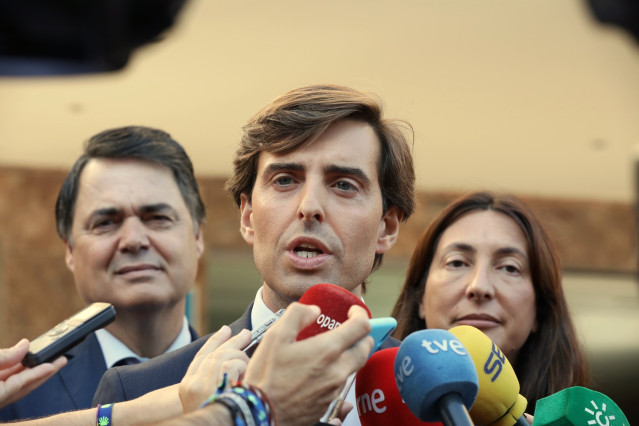 El vicesecretario de Comunicación del PP, Pablo Montesinos, este miércoles en Sevilla con Loles López y Carlos Rojas
