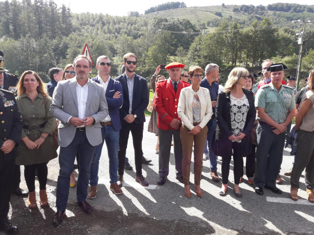 Autoridades en el homenaje en Leitza al cabo de la Guardia Civil Juan Carlos Beiro, asesinado por ETA hace 17 años.