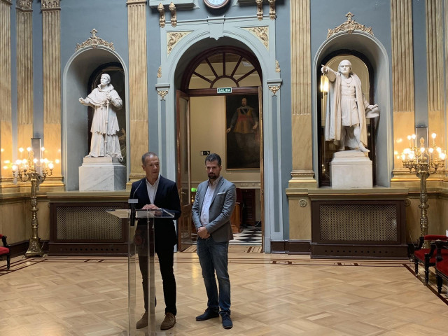 El portavoz del PSOE en el Senado, Ander Gil, y el secretario general del PSOE en Castilla y León, Luis Tudanca.