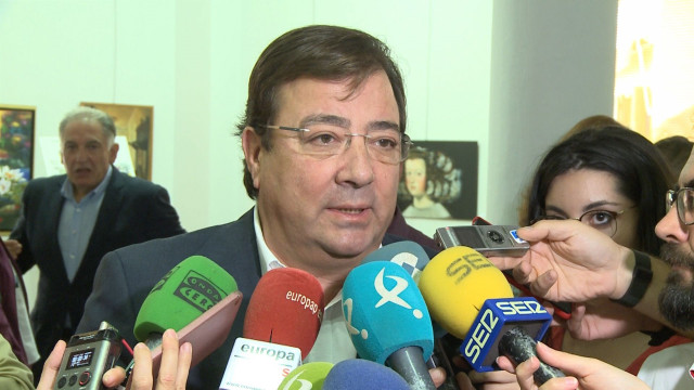 El presidente de la Junta de Extremadura, Guillermo Fernández Vara, atiende a los medios