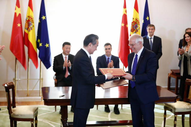 El ministro de Asuntos Exteriores, Josep Borrell, firma una serie de acuerdos con el Gobierno chino ante la presencia del presidente de la República Popular China, Xi Jinping, y el presidente del Gobierno, Pedro Sánchez.