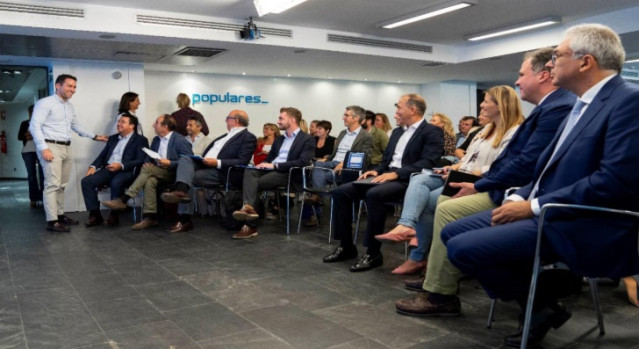 El secretario general del PP, Teodoro García Egea, junto con los directores de campaña regionales y provinciales del PP.