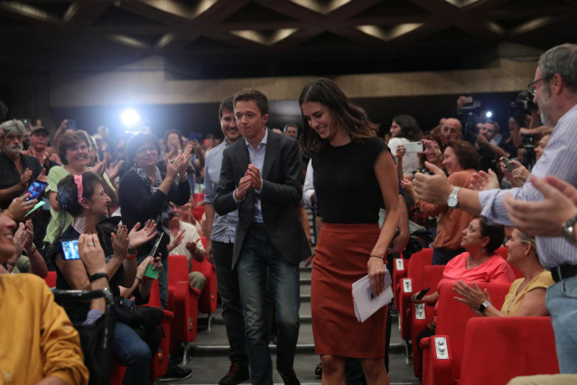 El líder de Más Madrid, Íñigo Errejón y la portavoz de Más Madrid en el Ayuntamiento, Rita Maestre, en la reunión de las bases del partido en una asamblea general en Madrid el 25 de septiembre de 2019.