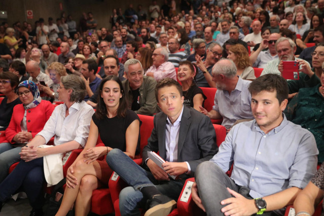 El líder de Más Madrid, Íñigo Errejón y la portavoz de Más Madrid en el Ayuntamiento, Rita Maestre, en la reunión de las bases del partido en una asamblea general en Madrid el 25 de septiembre de 2019.
