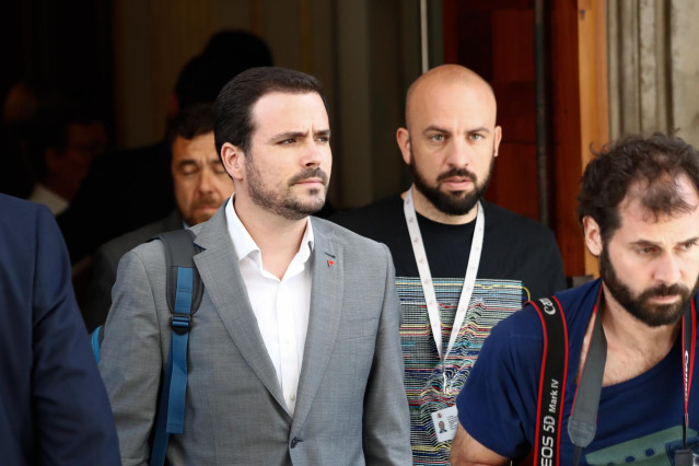 El coordinador federal de Izquierda Unida (IU), Alberto Garzón, sale del Congreso de los Diputados tras el término de la primera parte de la primera sesión del debate de investidura a la Presidencia del Gobierno.