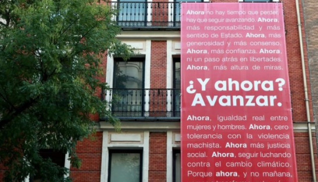 Imagen de la fachada de la sede del PSOE en Madrid con su nuevo lema para las elecciones generales 