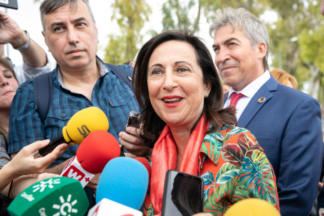 La ministra de Defensa en funciones, Margarita Robles (c) atiende a los medios de comunicación durante su visita a las labores de desmontaje del puente instalado por el Ejército de Tierra en la localidad de El Rubio.