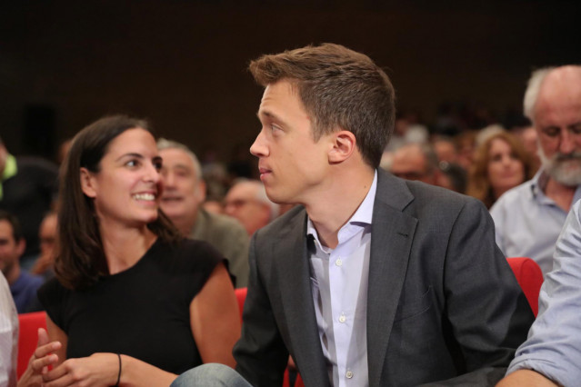 El líder de Más Madrid, Íñigo Errejón y la portavoz de Más Madrid en el Ayuntamiento, Rita Maestre, en la reunión de las bases del partido en una asamblea general en Madrid el 25 de septiembre de 2019.
