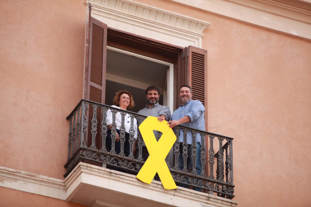 Lazo amarillo instalado en uno de los balcones de los diputados de MÉS en el Parlament.