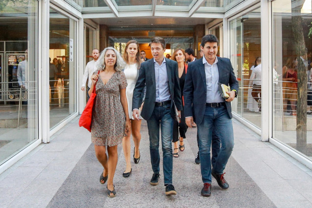 Los diputados de MásMadrid en la Asamblea de Madrid: Jazmín Beirak Ulanosky (1i); Íñigo Errejón (3i) y Pablo Gómez Perpinyà (1d), a su llegada al debate y votación del segundo pleno de la investidura de la candidata del PP a la Presidencia de la Comunidad