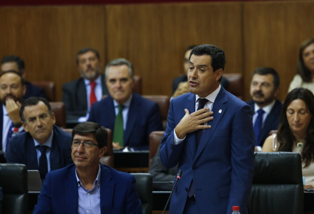 Juanma Moreno, este jueves ante el Pleno del Parlamento