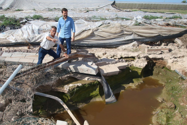Pablo Casado, durante su visita por zonas de Almería afectadas por la gota fría