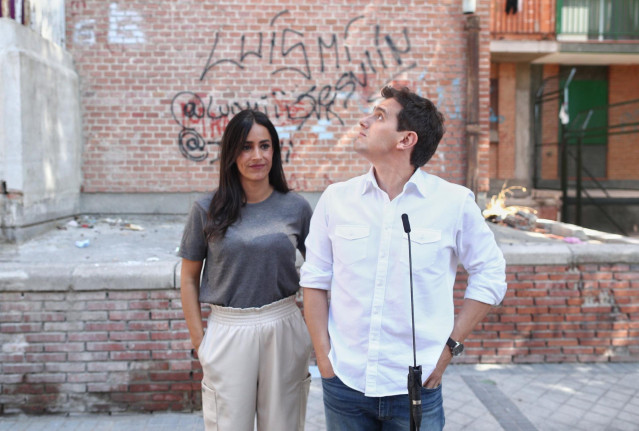 La vicealcaldesa de Madrid, Begoña Villacís, y el presidente de Ciudadanos, Albert Rivera, en una visita al distrito de Puente de Vallecas, en Madrid
