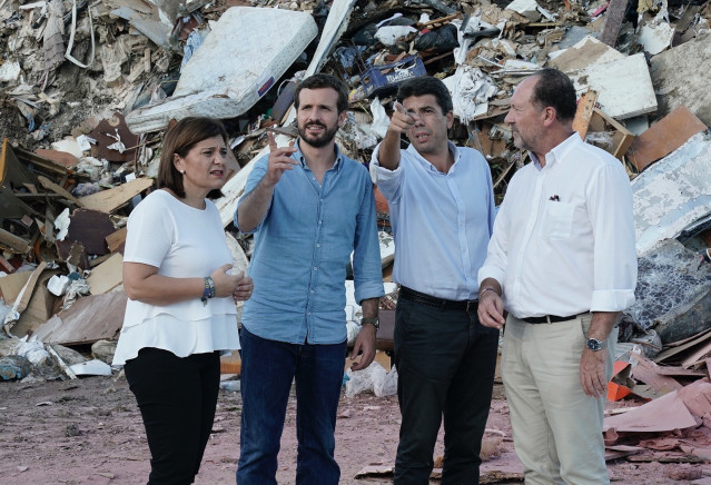 El líder del PP, Pablo Casado, vista las zonas afectadas por el temporal DANA en Orihuela (Alicante)