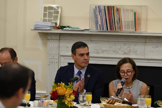 El presidente del Gobierno en funciones, Pedro Sánchez, sigue la intervención de la presidenta de The Americas Society and Council of the Americas, Susan Segal, durante el desayuno de trabajo en el que ha participado.