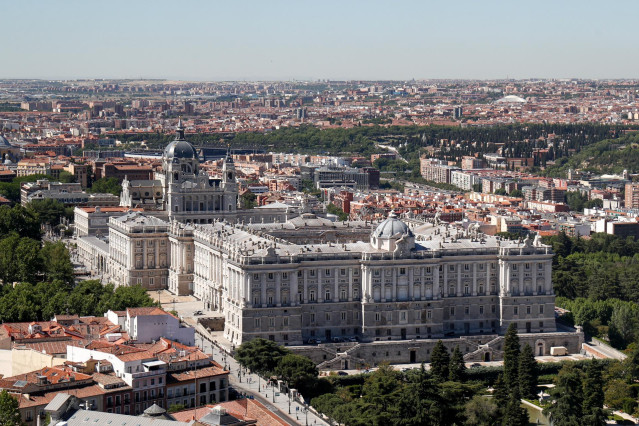 Vista del Palacio Real de Madrid desde la terraza superior del edificio España que albergará el hotel Rui Plaza España y un centro comercial.