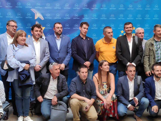 (En el centro de la imagen) El nuevo presidente de ACOM y alcalde de Villablino, Mario Rivas, el presidente de Honor y presidente del Principado de Asturias, Adrián Barbón (a la izquierda de Rivas) y el resto de los representantes de ACOM.