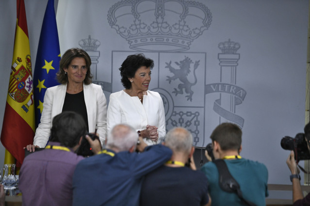La ministra Portavoz en funciones, Isabel Celaá y la ministra de Transición Ecológica en funciones, Teresa Ribera, comparecen ante los medios de comunicación tras la reunión del Consejo de Ministros en Moncloa, en Madrid (España), a 27 de septiembre de 20