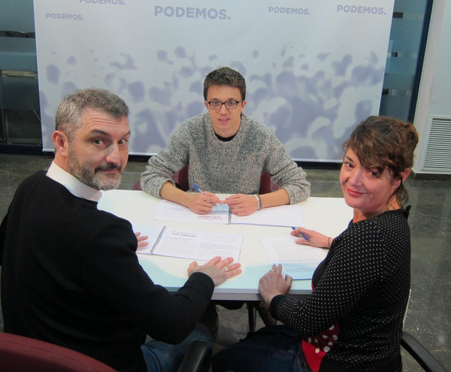 Errejón, sentado a la mesa con Óscar Urralburu y María Giménez