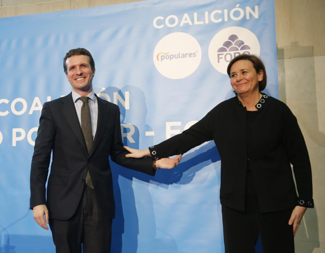 La presidenta de Foro Asturias, Carmen Moriyón y el presidente nacional del Partido Popular, Pablo Casado, tras la firma del acuerdo para las anteriores elecciones.