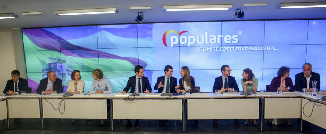 (I-D) El portavoz en el Senado del PP, Ignacio Cosidó; los vicesecretarios generales, Vicente Tirado Ochoa, Concepción Gamarra e Isabel García Tejerina; el secretario general, Teodoro Garíca Egea; el presidente del partido, Pablo Casado; y los vicesecreta
