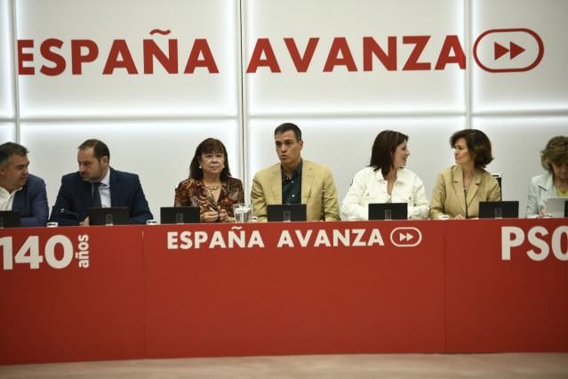 (I-D) El secretario Ejecutivo Coordinación Territorial del PSOE, Santos Cerdán; el ministro de Fomento en funciones, José Luis Ábalos; la vicepresidenta del Senado, Cristina Narbona; el presidente del gobierno en funciones y secretario general del PSOE, P
