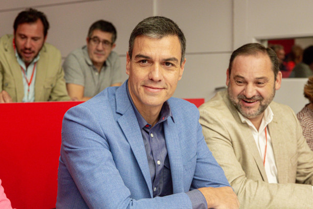 El presidente del Gobierno en funciones, Pedro Sánchez, junto al ministro de Fomento en Funciones, José Luis Ábalos, en la reunión del Comité Federal del PSOE, en Madrid (España) el 28 de septiembre de 2019.