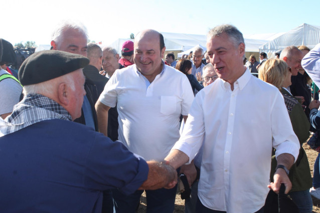 (I-D) El presidente del EBB del PNV, Andoni Ortuzar, y el lehendakari, Iñigo Urkullu, asisten al acto político del 'Alderdi Eguna' del PNV en Vitoria (Euskadi/España) a 29 de septiembre de 2019.