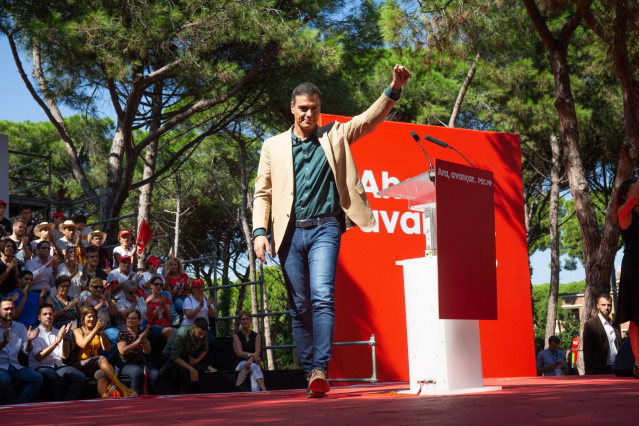 El presidente del Gobierno en funciones, Pedro Sánchez, saluda en el acto político de la Fiesta de la Rosa del PSC, en Gavà