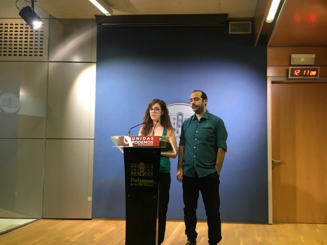 La regidora de Unidas Podemos Esperança Sans, y el portavoz del grupo, Alejandro López.