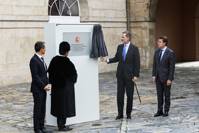 El ministro de Ciencia, Innovación y Universidades, Pedro Duque (1i), el Rey Felipe VI (3i) y el presidente de la Xunta, Alberto Núñez Feijoo durante  la apertura del curso universitario 2019/2020 en la Universidad de A Coruña, en A Coruña (Galicia), a 30