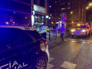 Imagen de un coche de Policía Nacional y otro de Samur-Protección Civil tras intervenir en una reyerta entre miembros de bandas latinas en Puente de Vallecas.